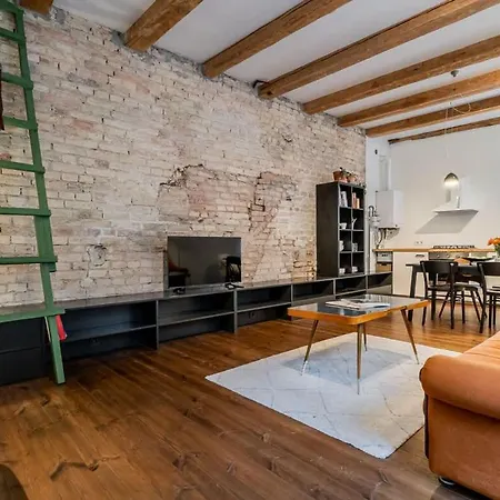 Апартаменты Domillion 1bdr Unique And Warm Old Town Tr41